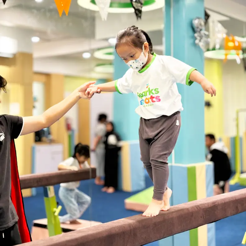 Aktivitas anak di kelas gymnastic sparks sports academy -1