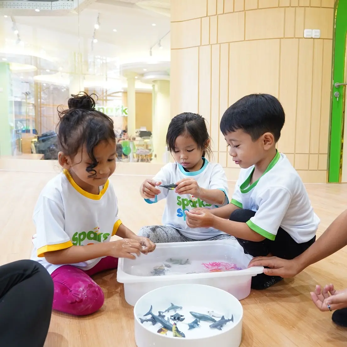 aktivitas anak anak di kelas sensori bayi di sparks sports academy