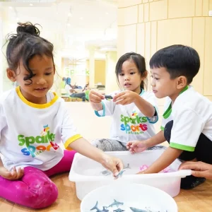 aktivitas anak anak di kelas sensori bayi di sparks sports academy