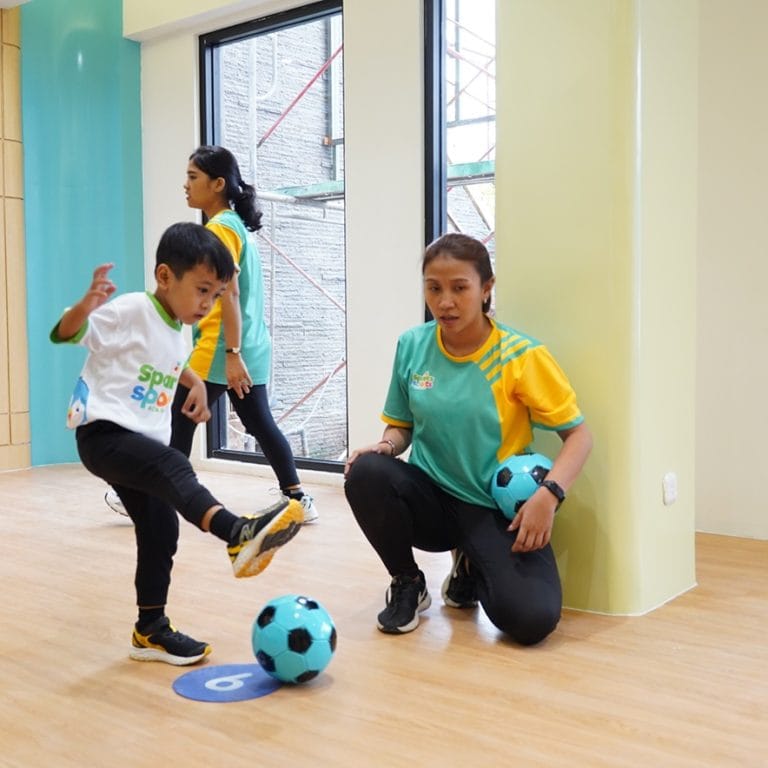 aktivitas les futsal anak di sparks sports academy - 01