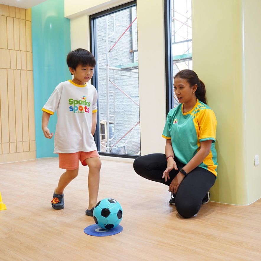 aktivitas les futsal anak di sparks sports academy - 02