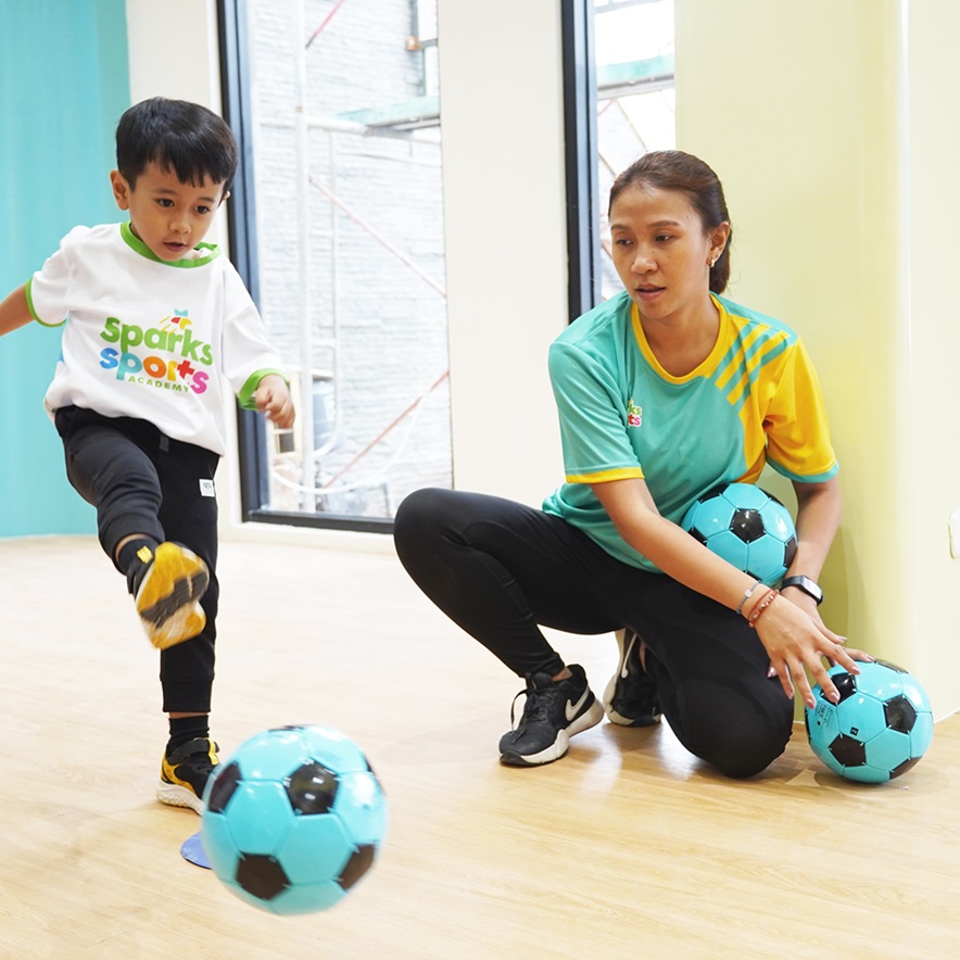 aktivitas les futsal anak di sparks sports academy - 05
