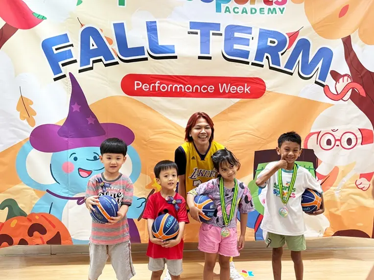 anak-anak bersama pelatih basket di sparks sports academy