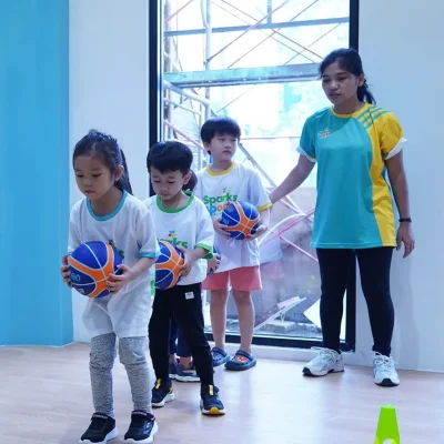 aktivitas les basket anak di sparks sports academy - 01
